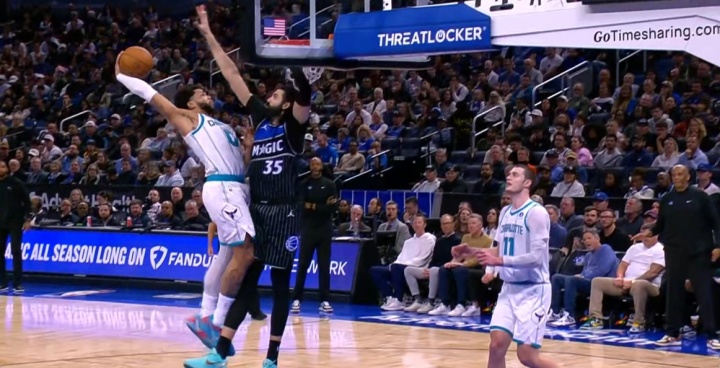 九游体育哪里看直播-😤会挽雕弓如满月！小桥垫步起飞抡圆了战斧隔扣比塔泽！