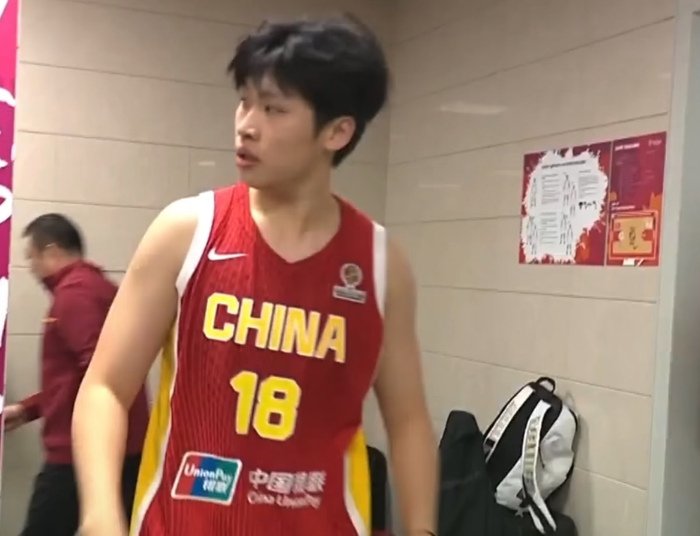 九游体育下载-胜捷克更衣室！王思雨笑开花，其余各将淡定，球队隐患还是多！|女篮|女篮世界杯|捷克女篮|中国女篮|陈明伶_新浪体育_新浪新闻